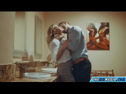❤️ כשבלונדינית חזה מפתה אותך בשירותים ציבוריים ❤️❌ סרטון אנאלי אצלנו ❌️❤